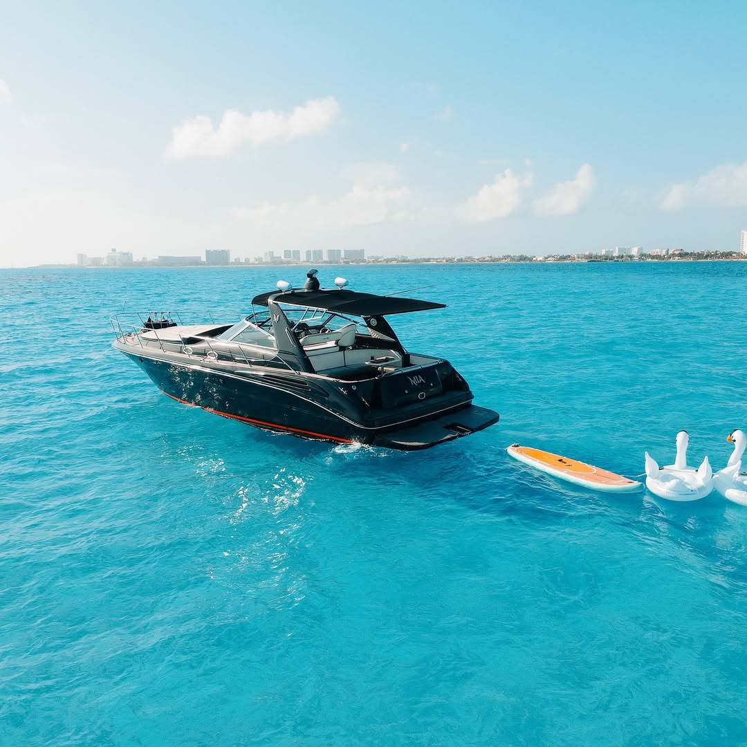 Mia 43ft yacht charter Cancun - Private boat rental for 15 people with air conditioning and snorkeling equipment