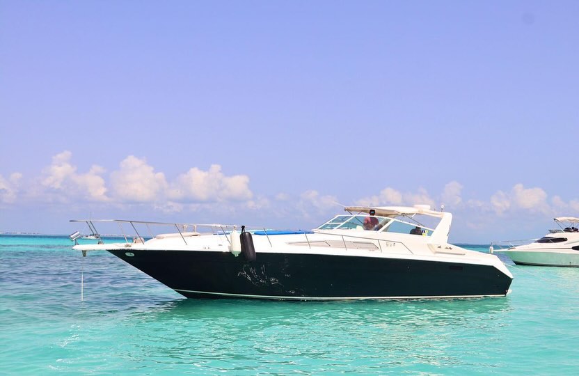 Shana 46ft yacht rental Cancun - Elegant boat charter for 15 people with kitchen facilities and professional crew